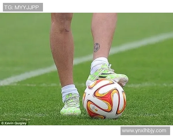 全身纹身小孩的足球明星